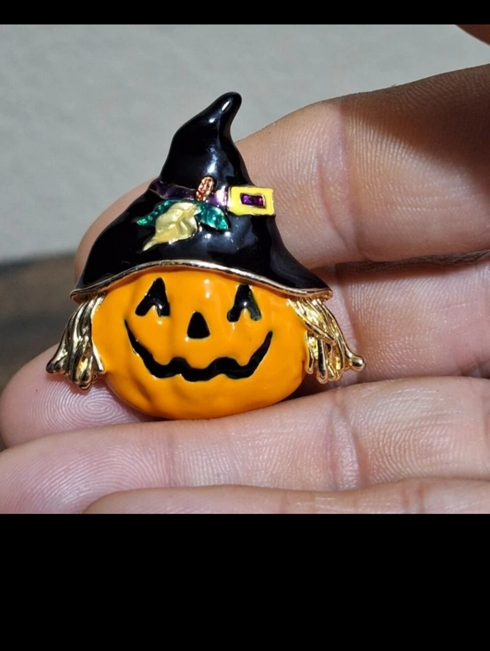 Awesome Shiny Pumpkin/Jack-o'-lantern/Scarecrow With Black Hat Halloween Pin.